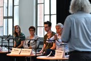 Janine Klingenstein, Leiterin der Tagesschule Nostra, Stadträtin Daniela Di Nicola, Timo Meier, Bäcker und Konditor im zweiten Lehrjahr, und Hans-Ulrich Giger, Schulleiter der Sekundarschule Grenzstrasse. (Bild: Manuel Nagel)