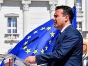 Der mazedonische Ministerpräsident Zoran Zaev hat sich mit dem griechischen Amtskollegen auf den neuen Namen seines Landes geeinigt. (Bild: KEYSTONE/EPA/GEORGI LICOVSKI)