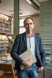 Felix Lehner in der Kunstbibliothek, die zur 2006 gegründeten Stiftung Sitterwerk gehört. (Bild: Hanspeter Schiess)
