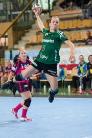 Trotz sportlichen Höhenflügen, wie hier von Spielerin Zerin Özcelik, ist der LC Brühl Handball finanziell nicht auf Rosen gebettet. (Bild: Ralph Ribi)