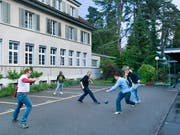 Zeitvertreib während der Aushebung: Mannschaftssport und insbesondere Fussball von Armeeangehörigen bescheren der Militärversicherung eine grosse Zahl von Unfallmeldungen. (Bild: KEYSTONE/MARTIN RUETSCHI)