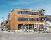 Die Bauarbeiten am neuen Schulhaus kommen gut voran. (Bild: PD)