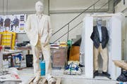 Für den Künstler Urs Fischer formten Felix Lehner und sein Team Skulpturen aus Wachs, die an der Biennale 2011 gezeigt und abgebrannt wurden. (Bild: Coralie Wenger)