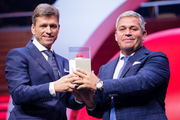 Die Gewinner des Prix SVC Zentralschweiz 2018; Verwaltungsratspräsident Christoph Meyer (links) und CEO Tobias Meyer Seven-Air Gebr. Meyer AG haben die Auszeichnung erhalten. (Bild: PD/PPR/Manuel Lopez)