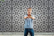 Der 23-jährige Informatiker Mathias Barmet präsentiert den Preis, den er für seine Maturaarbeit erhalten hat. (Bild: Roger Grütter (Luzern, 11. Juni 2018))