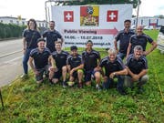 Die Organisatoren des Wängemer Public Viewings posieren vor ihrem Werbebanner: Zoé Castillo, Roger Sandmeier, Michael Badertscher und Peter Sandmeier (hinten) sowie Ivo Holenstein, Marius Derungs, Marco Breitenmoser, Pascal Holenstein, Felix Peter und Beat Meile. (Bild: PD)