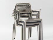 Adrien Rovero - hier sein Stuhl Lausanne - ist einer der 17 Preisträger, die einen Swiss Design Award erhalten haben. Für ihn gilt, was Bundespräsident Alain Berset bei der Verleihung sagte: Gutes Design vereinfache Komplexes aufs Wesentliche und bringe so Klarheit in die grosse Unübersichtlichkeit. (Bild: Pressebild)