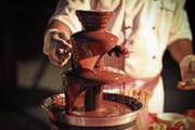 So könnte es in Sarnen im Dezember aussehen: An einem Schoggibrunnen wird ein Erdbeer-Spiess hergestellt. (Bild: Getty)