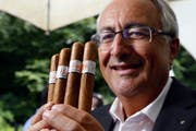 Bruno Waller präsentiert seine eigene Zigarre. (Bild: Werner Schelbert)