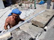 Ein dichtes Kontrollnetz soll Schwarzarbeit und zu tiefe Löhne auch auf Schweizer Baustellen möglichst verhindern. Ein klarer Trend, dass die Missbräuche abnehmen, ist aufgrund der neusten Zahlen allerdings nicht auszumachen. (Bild: KEYSTONE/SALVATORE DI NOLFI)