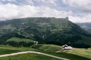 Blick auf die Schrattenfluh, von Marbachegg aus. Die Luzerner Regierung will Kleinbetriebe im Berggebiet unterstützen. (Bild: Christian Beutler/Keystone, 29. Juni 2016).