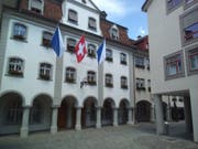 Am Wochenende prangten Zürcher Fahnen am Wiler Rathaus. (Bild: Emanuel Schüepp)
