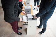 Nicht überall in der Schweiz werden die Urnen zur gleichen Zeit geschlossen. (Bild: Gian Ehrenzeller/KEY)