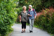 Die sehbehinderte Maria Wagner (links) ist auf den SRK-Begleitdienst von der Freiwilligen Judith Krummenacher angewiesen. (Bild: Eveline Beerkircher (Luzern, 5. Juni 2018))