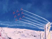Ein Flugzeug der PC-7-Fliegerstaffel zertrennte Mitte Februar an der Ski-WM in St. Moritz bei einem Trainingsflug das Zugseil einer Seilbahnkamera. Nun eröffnet die Militärjustiz eine Voruntersuchung. (Bild: Swiss Air Force PC-7 TEAM)