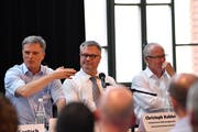Marcel Volkart, Chef des Amtes für Berufsbildung und Berufsberatung, Schulpräsident Christoph Kohler und Roger Hehli, Verantwortlicher für die Berufsbildung bei der Stadler Rail. (Bild: Manuel Nagel)