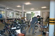 Matthias Herger von der Firma «Just for Freaks» bei der Überprüfung der mehr als 80 Velos am KSU. (Bild: PD)