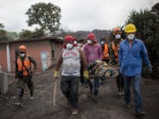 Die Bergung weiterer Todesopfer nach dem Vulkanausbruch in Guatemala musste aus Sicherheitsgründen eingestellt werden. (Bild: KEYSTONE/AP/RODRIGO ABD)