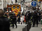 Das betroffene Quartier in Paris wird evakuiert. e (Bild: Keystone/EPA/YOAN VALAT)