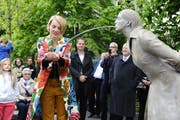 Die Künstlerin Andrea Vogel hatte für ihren Trinkbrunnen Modell gestanden und liess sich von Felix Lehner und seinem Team in Bronze giessen. (Bild: Hanspeter Schiess)