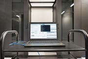 Ein Laptop mit Überwachungssoftware in einem Rechenzentrum im zürcherischen Glattbrugg. (Bild: Symbolbild: Christian Beutler/Keystone)