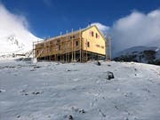 Die Holzhütte liegt auf 3000 Metern über Meer unterhalb des Berges Kazbegi. (Bild: PD)