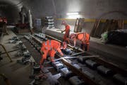 Arbeiter verlegen die Schienen im Ruckhaldetunnel - rund 40 Meter pro Tag. (Bild: Benjamin Manser)