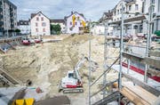 Es wird weiter viel gebaut in Romanshorn: Bild einer Baugrube am Bahnhofplatz, wo zwei Wohnhäuser hoch gezogen werden. (Bild: Andrea Stalder)