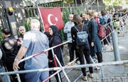 Wahlberechtigte Deutschtürken stehen in einer Schlange vor dem Gelände des türkischen Generalkonsulats für die Stimmabgabe. (Bild: Kay Nietfeld/EPA (Berlin, 7. Juni 2018))