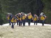Bergretter der Alpinen Rettung Schweiz bei einem Einsatz mit der Bahre. (Bild: ARS Alpine Rettung Schweiz)