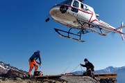 Mit dem Helikopter wurden die einzelnen Holzelemente zur Baustelle auf 3000 Metern über Meer transportiert. (Bild: PD)