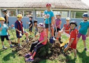 Die Kinder legen beim Spatenstich des neuen Pavillons gleich selber Hand an. (Bild: Salome Preiswerk Guhl)
