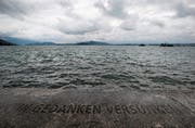 Der Schriftzug von Andrea Wolfensberger am Seeufer gehört zum Kunstkonzept Rigiplatz. (Bild: Stefan Kaiser)