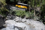 Ein Postauto passiert den sogenannten «Hexenkessel» auf dem Weg zur Griesalp im Berner Oberland. (Bild: Peter Schneider/Keystone, (17. Juni 2017))