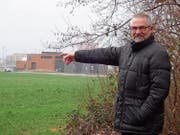 Bauchef Paul Langenegger zeigt aufs Unterfeld Nord. Hier vor dem Kreisel und dem WWZ-Gebäude sollen Gewerbe- und Industriebauten entstehen. Bild: Franz Lustenberger (12. Januar 2018)