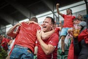 An Public Viewings wird aus einem gewöhnlichen Torjubel kollektiver Freudentaumel. Als Xherdan Shaqiri beim EM-Achtelfinale 2016 gegen Polen per Fallrückzieher den Ausgleich markierte, brachen an den Public Viewings in der Schweiz alle Dämme. (Bild: Benjamin Manser, 25. Juni 2016)