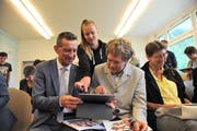 Bildungsdirektor Beat Jörg (links) und Direktionssekretär Christian Mattli erhalten fachkundige Anleitung. (Bild: Urs Hanhart (Unterschächen, 13. Juni 2018))