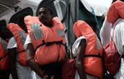 Die nahe der libyschen Küste geretteten Flüchtlinge besteigen die «Aquarius». (Kenny Karpov/EPA (12. Juni 2018))