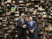 Bundespräsident Alain Berset (l) und Art-Basel-Direktor Marc Spiegler vor «Non-Orientable Nkansa II» (2017) des Ghanaers Ibrahim Mahama in der Ausstellung Unlimited im Rahmen der Art Basel. Die Ansammlung von Schuhputzer-Kisten ist eines von vielen politischen Kunstwerken, die heuer zu sehen sind. (Bild: Keystone/PETER KLAUNZER)