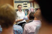 Ramona Tarelli, Geschäftsleitung Tinto AG, stellt das neue «Image» vor. (Bilder: Valentin Luthiger (Altdorf, 12. Juni 2018))