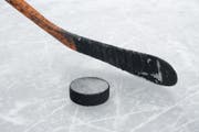 Puck und Stock auf einem Eisfeld. (Bild: Fotolia)