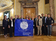 Der Verein «Kantonslager 2020 Jubla Luzern» posiert mit der Luzerner Bundeshausfraktion für ein gemeinsames Foto. (Bild: Jubla Luzern)