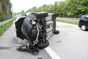 Zu spät sah ein 32-Jähriger eine 80 km/h-Signalhalterung und kollidierte damit. (Bild: Kapo)
