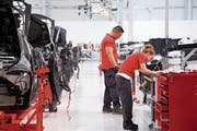 Tesla-Arbeiter in der Fabrik in Fremont, Kalifornien. (Bild: EPA (3. Juli 2017))