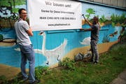 Projektleiter Manuel Nick (links) und Architekt Jüge Rüdlinger rufen mittels Plakat zur Unterstützung für das Projekt auf. (Bild: PD)