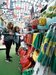 Nouhad (links) und Alexandra begutachten im Metalli die diesjährigen Trends im Supportbereich. (Bild: Stefan Kaiser (13. Juni 2018))