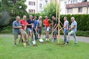 Die Baubewilligung ist da, die Visiere können weg. Bauleiter Thomas Eugster (Kobelt AG, Marbach, von links), François Rappo (Mitglied der Kirchenvorsteherschaft), Daniel Finger und Hanspeter Nüesch (beide Finger AG, Lüchingen), Walter Gschwend (Eichmüller AG, Altstätten), Florian Oeler (Oeler AG, Altstätten), Tobias Walser (Walser AG, Marbach), Ivo Blöchlinger (Bauchef Kirchenvorsteherschaft) und Roger Benz (Präsident Kirchenvorsteherschaft) setzen den symbolischen ersten Spatenstich für die Umgestaltung der Kirchenumgebung. (Bild: Monika von der Linden)