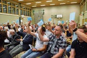 In der Oberwangener Hörnlihalle befanden 105 Personen über die Traktanden von Politisch Fischingen. (Bild: Christoph Heer)