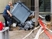 Nach dem Jahrhundert-Regen ist in Lausanne das grosse Aufräumen angesagt. Das Hochwasser richtete Schäden in der Höhe von ungefähr 5 Millionen Franken an. (Bild: Keystone/JEAN-CHRISTOPHE BOTT)