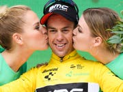 Der Australier Richie Porte (im Bild bei der Siegerehrung) löste Stefan Küng nach der 5. Etappe als Leader der Tour de Suisse ab (Bild: KEYSTONE/GIAN EHRENZELLER)